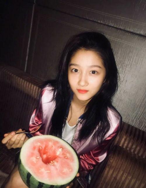 吃瓜拍摄写真,捕捉夏日甜蜜瞬间